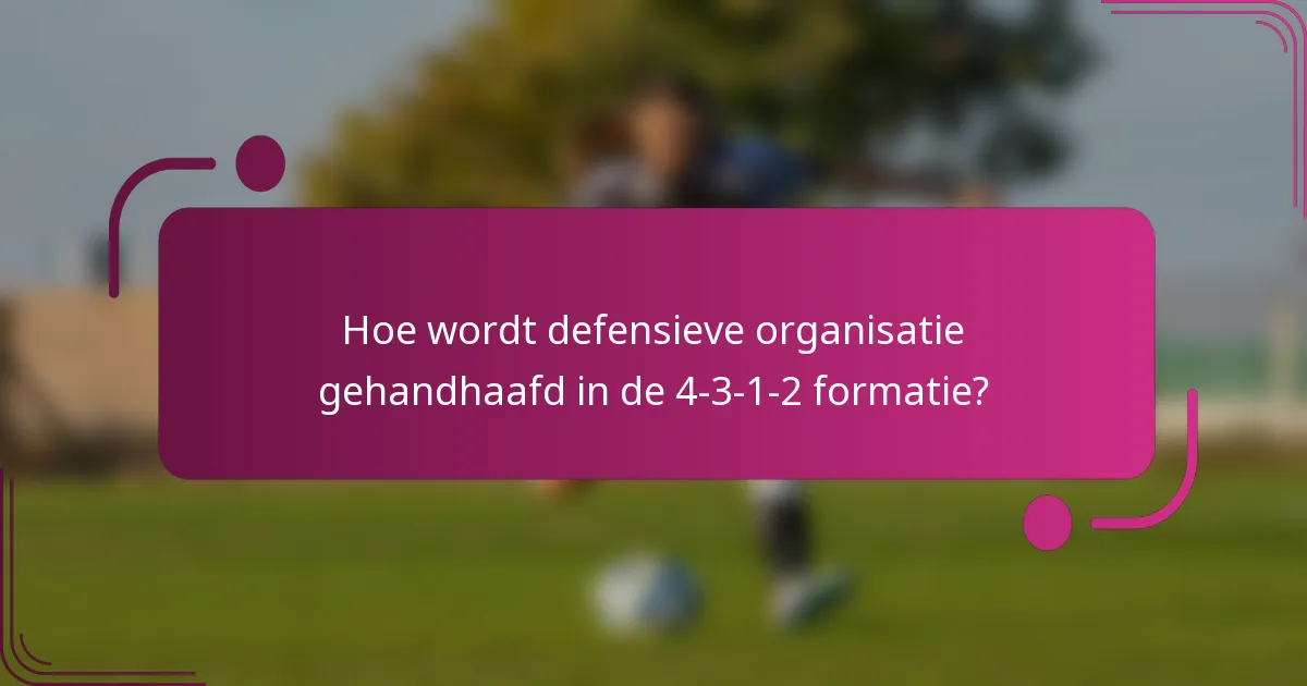 Hoe wordt defensieve organisatie gehandhaafd in de 4-3-1-2 formatie?