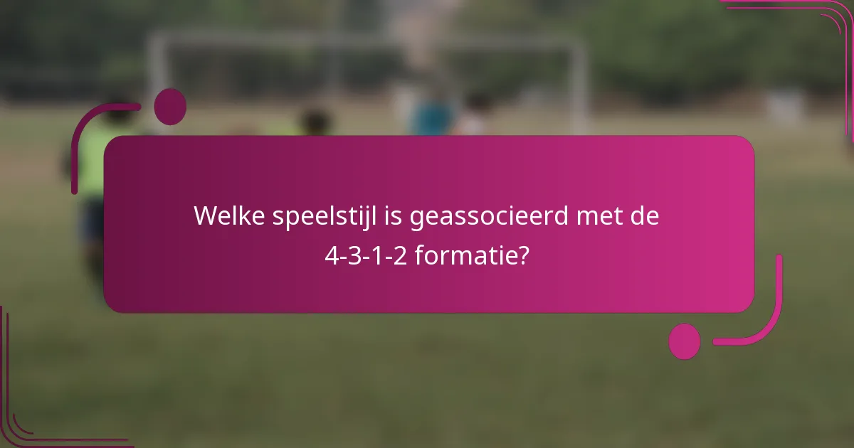 Welke speelstijl is geassocieerd met de 4-3-1-2 formatie?